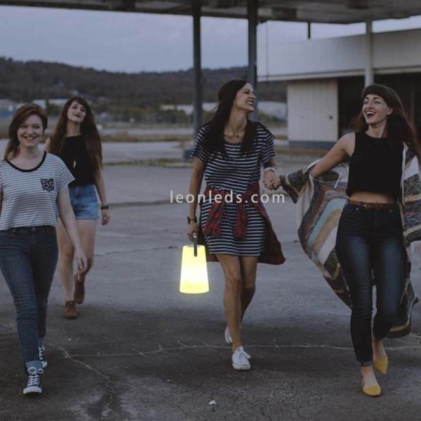Lámpara de mesa LED portátil y solar RGB Nómada con asa
