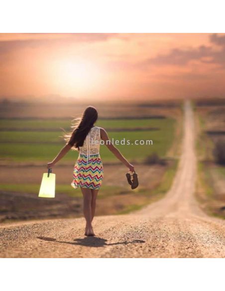 Lámpara de mesa LED portátil y solar RGB Nómada recargable