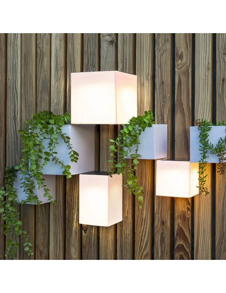Luminária de parede LED solar externa Wally Square 18 cm ambiente