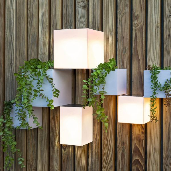 Aplique LED solar exterior cuadrado Wally 18cm ambiente
