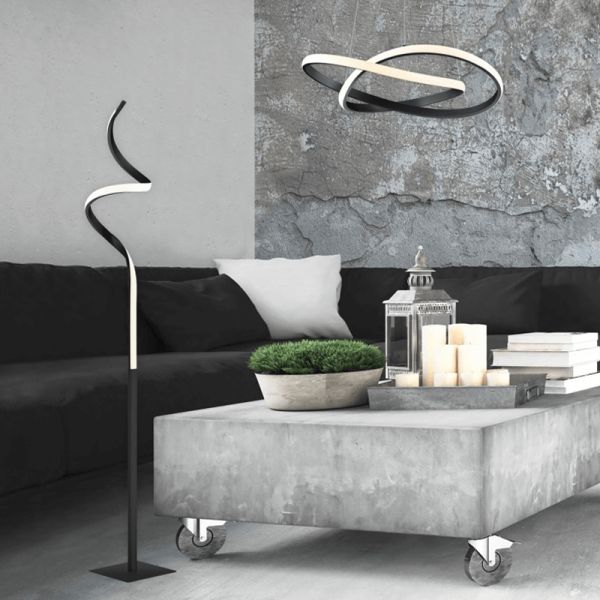 Lámpara de pie metálica en espiral Course negra ambiente