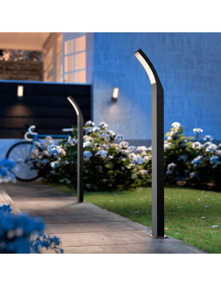 Poste LED exterior largo antracita Splay ambiente