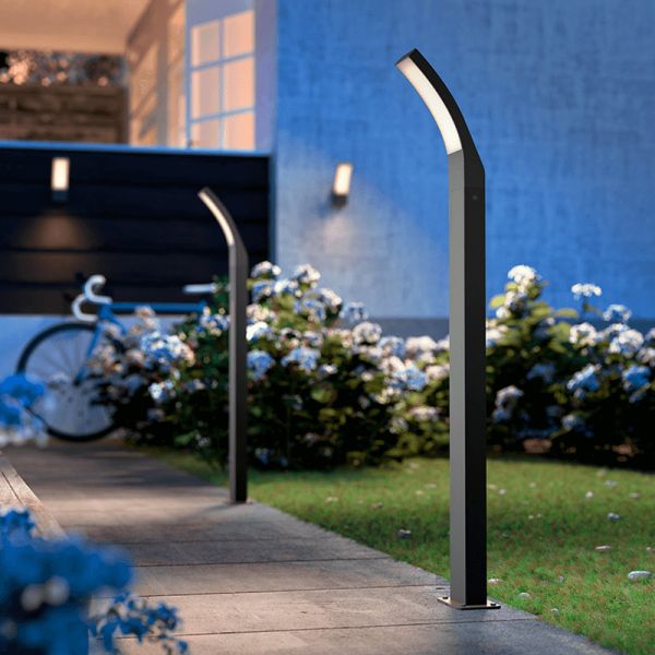 Poste LED exterior largo antracita Splay ambiente