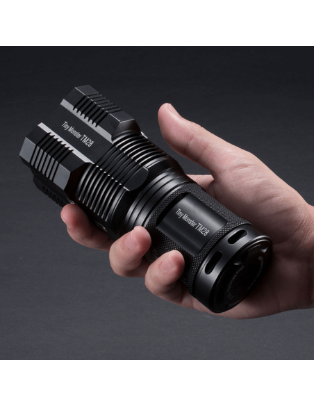 Linterna de mano LED muy potente 6000Lm TM28 con pantalla Oled Nitecore | LeonLeds