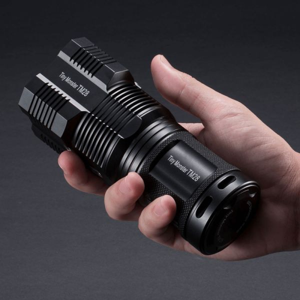 Muito potente lanterna de mão LED 6000Lm TM28 com tela Oled Nitecore | leonleds