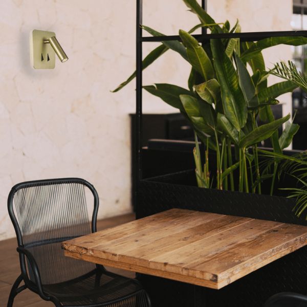 Aplique de parede LED Square Cayman com leitor de ouro ambiente