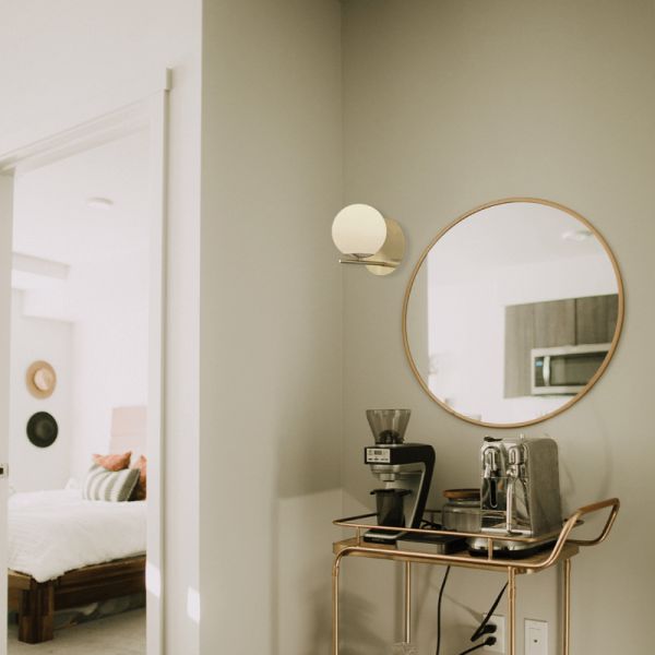 Aplique de pared Pure moderno dorado ambiente