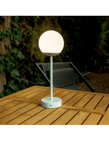 Lámpara de mesa portátil y recargable Norai Slim 30 blanca ambiente