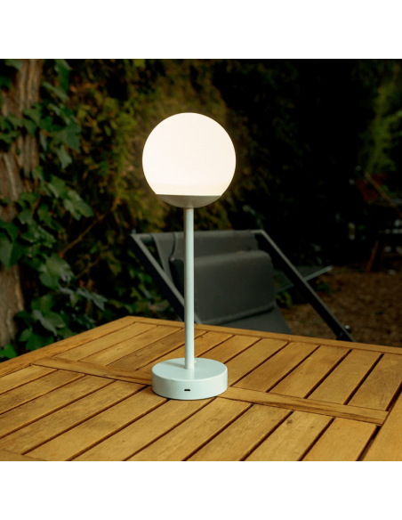 Lámpara de mesa portátil y recargable Norai Slim 30 blanca ambiente