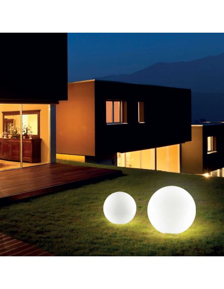 Lámpara de pie exterior con forma de bola Sole ambiente