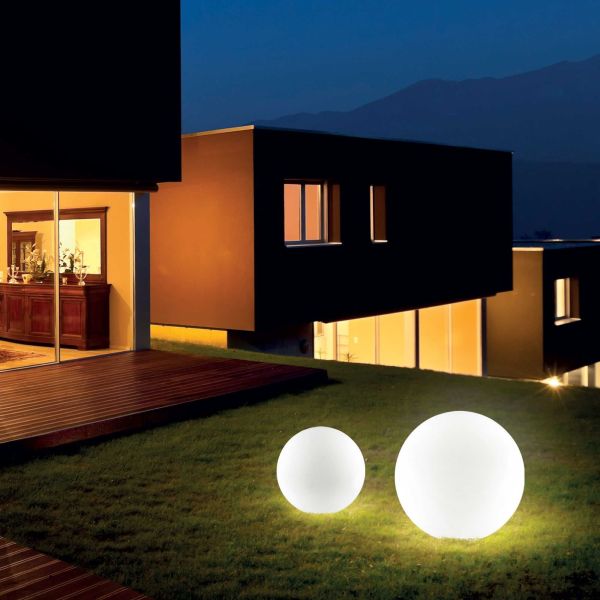 Lámpara de pie exterior con forma de bola Sole ambiente