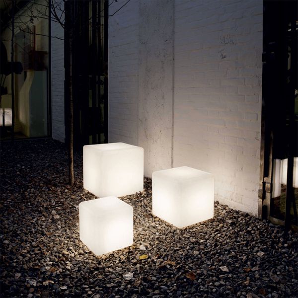 Lámpara de pie con forma de cubo Luna ambiente