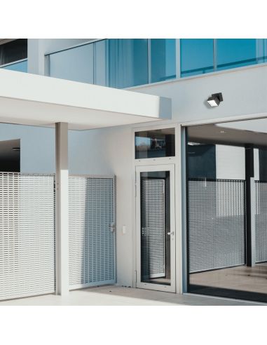 Aplique LED exterior de metal Omega Square ambiente