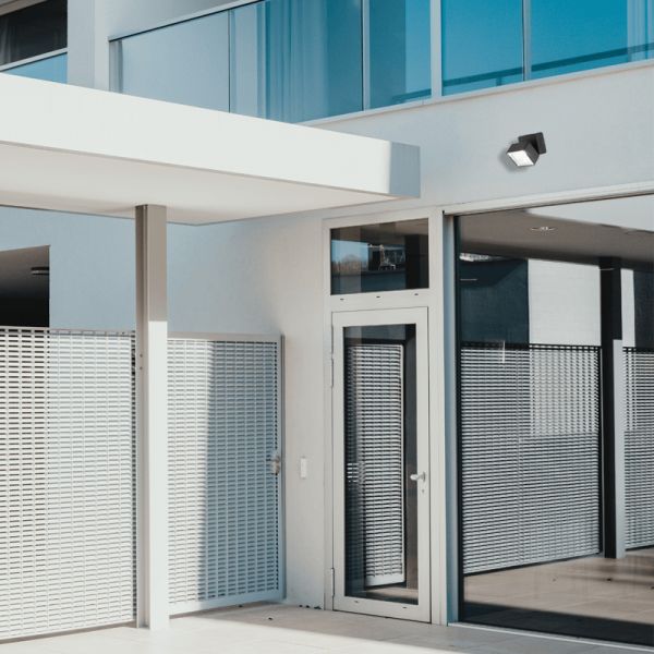 Aplique LED exterior de metal Omega Square ambiente