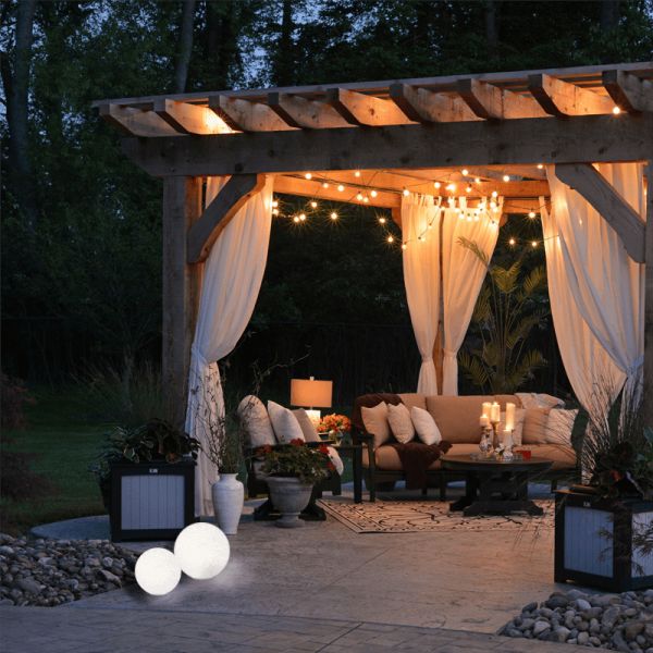 Lampadaire d'extérieur Doris blanc en forme de petite boule