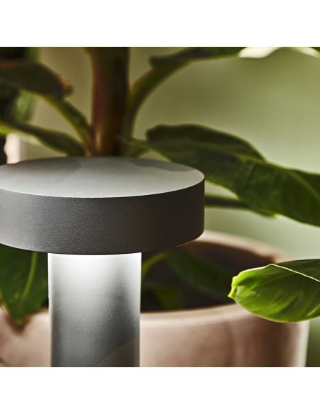 Baliza de pie exterior Tesla small G9 ambiente