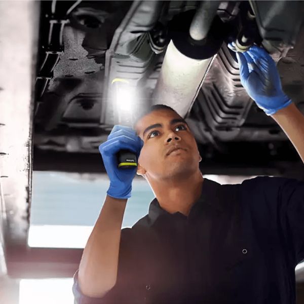 Tocha de mão de Xperion 6000 Pilar...