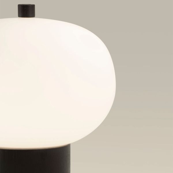 Grande candeeiro de mesa LED Ilargi em madeira preta ambiente