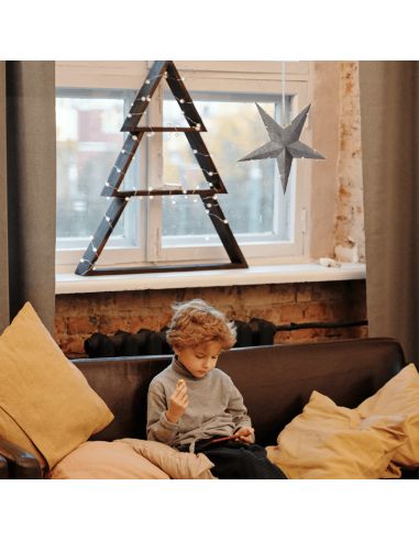 Estrela de LED pendurada em veludo feita de papel cinza com luzes ambiente