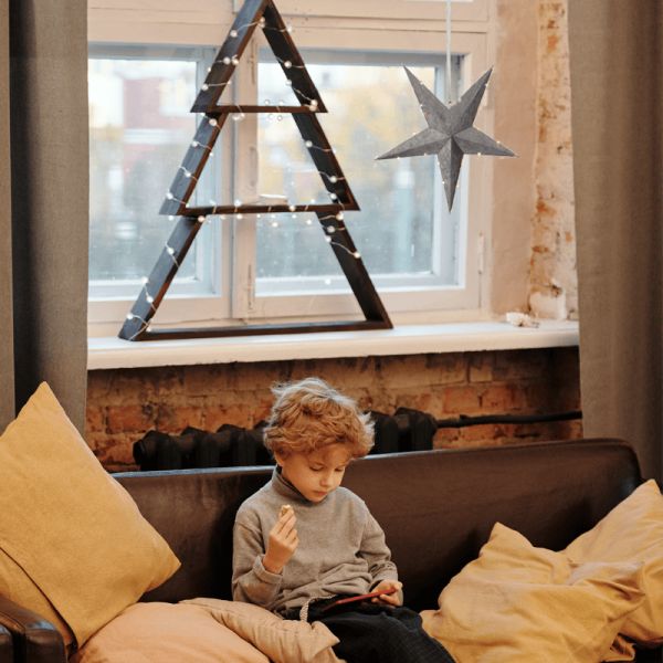 Estrela de LED pendurada em veludo feita de papel cinza com luzes ambiente