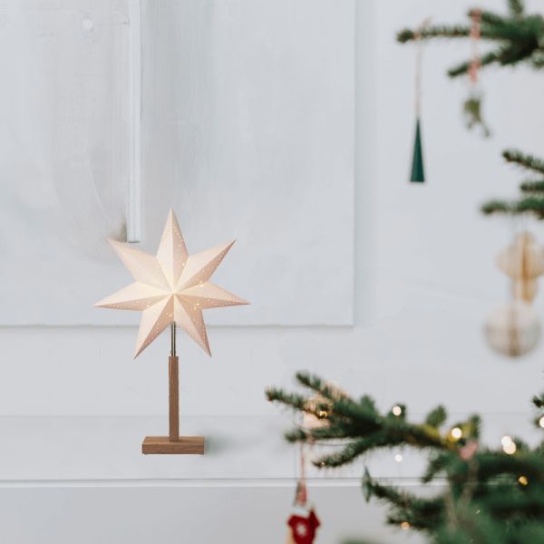 Estrella de mesa con luz de papel blanco Karo con base de madera ambiente