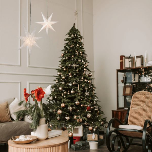 Estrela pendurada em papel branco com luz Frozen ambiente