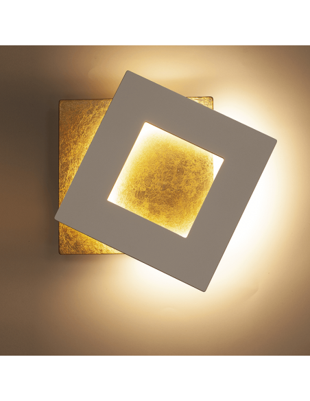 Petite applique LED carrée dorée et noire Dalia
