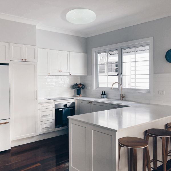 Lâmpada de teto Kira LED multicolorida e flashes de ambiente