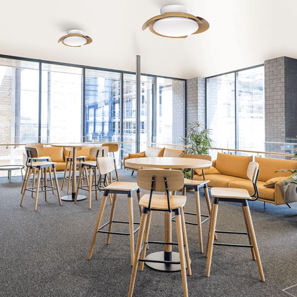 Ventilador LED com pás dobráveis Madeira Aloha e branco ambiente