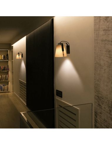 Applique murale Stood noire avec abat-jour en bois d'ambiance