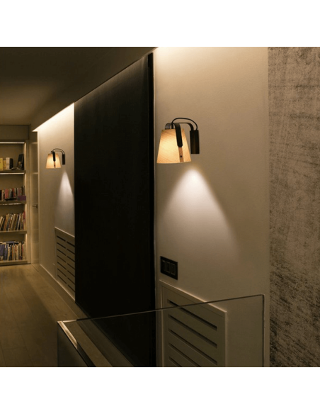 Aplique de pared Stood negro con pantalla de madera ambiente