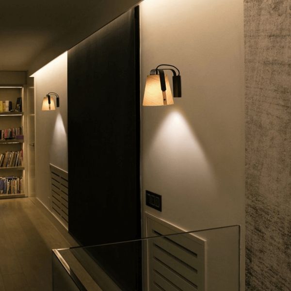 Applique murale Stood noire avec abat-jour en bois d'ambiance