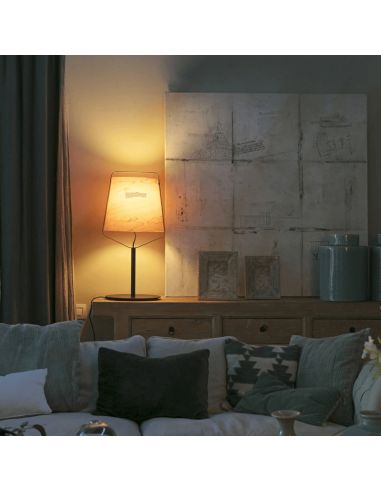 Candeeiro de mesa com abajur de madeira e base preta ambiente Candeeiro de mesa com abajur de madeira 29846