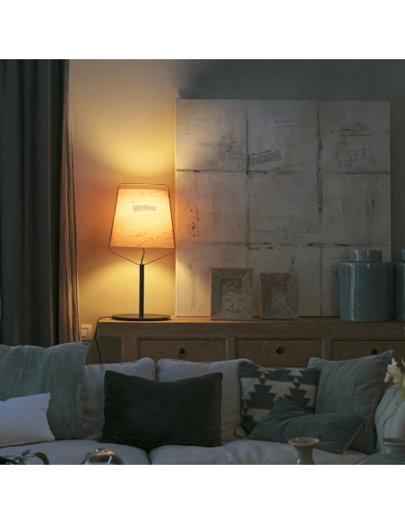 Candeeiro de mesa com abajur de madeira e base preta ambiente Candeeiro de mesa com abajur de madeira 29846