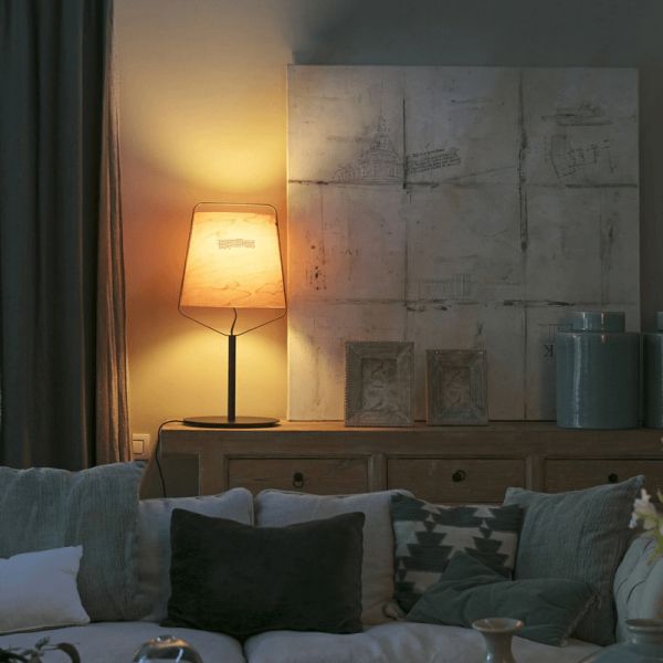 Lámpara de mesa Stood con pantalla de madera y pie negro ambiente Lámpara de mesa Stood con pantalla de madera 29846