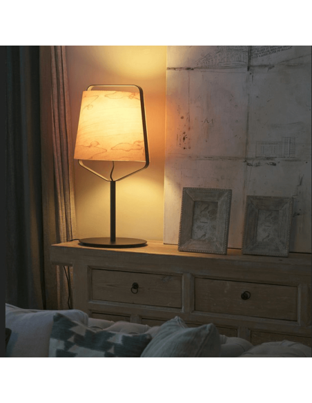 Lampe de table Stood avec abat-jour en bois et base noire ambiante