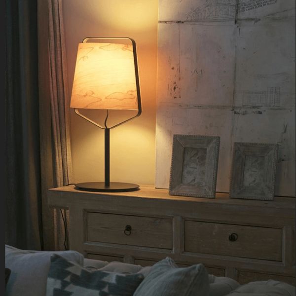 Lámpara de mesa Stood con pantalla de madera y pie negro ambiente