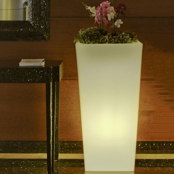 Macetero solar y recargable con luz LED regulable Melisa 40 ambiente