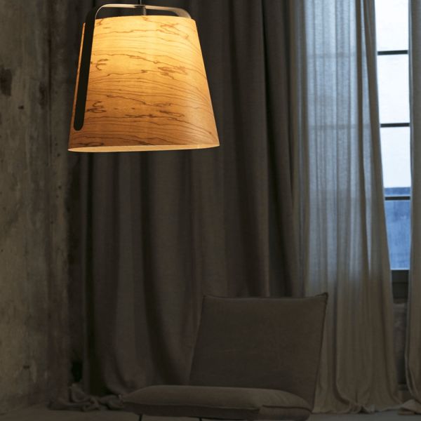 Lámpara colgante redonda de madera y metal Stood ambiente
