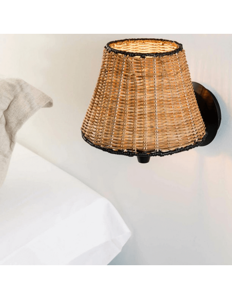 Aplique de pared negro con pantalla de ratán Sumba ambiente detalle