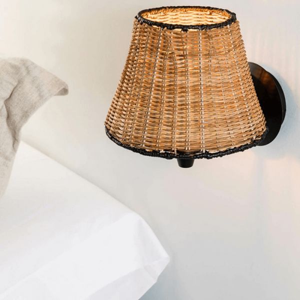 Aplique de pared negro con pantalla de ratán Sumba ambiente detalle
