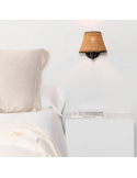 Aplique de pared negro con pantalla de ratán Sumba ambiente