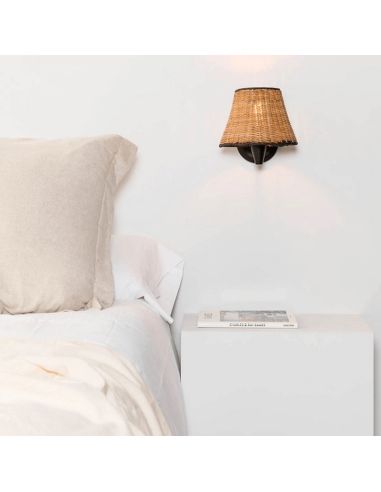 Aplique de pared negro con pantalla de ratán Sumba ambiente