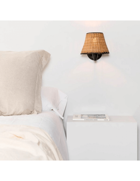 Aplique de pared negro con pantalla de ratán Sumba ambiente