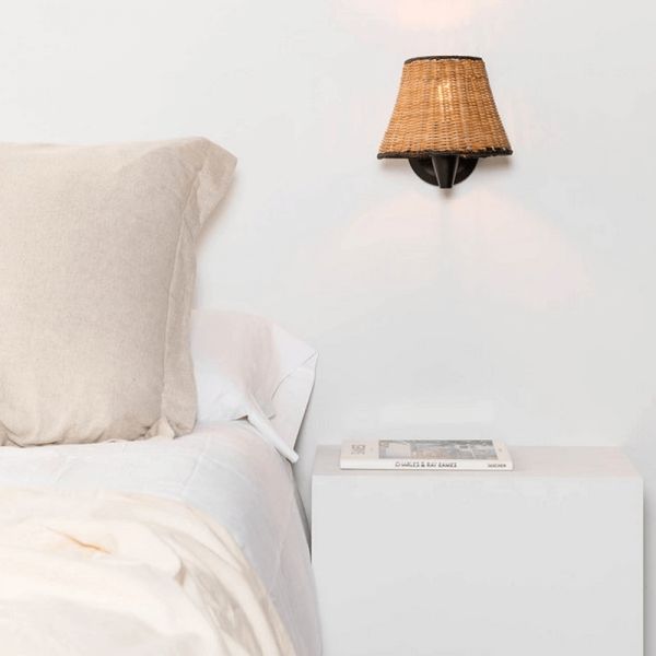 Aplique de pared negro con pantalla de ratán Sumba ambiente