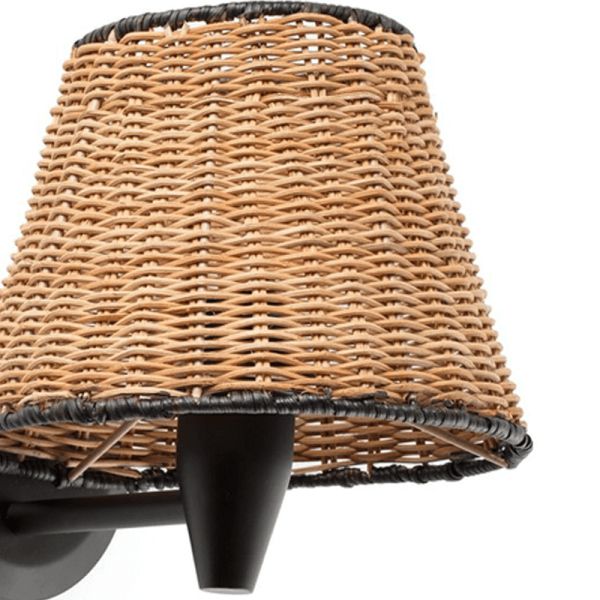 Aplique de pared negro con pantalla de ratán Sumba detalle