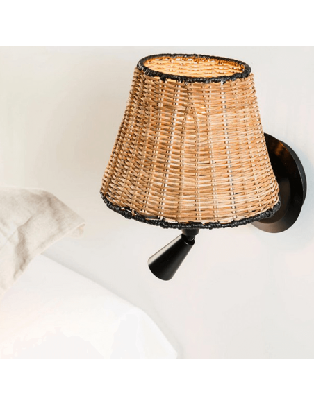Candeeiro de parede preto com abajur Sumba rattan com detalhe de leitor
