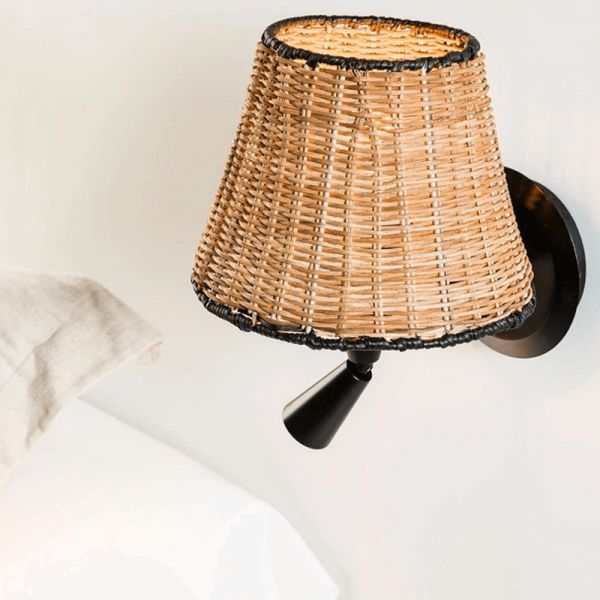Candeeiro de parede preto com abajur Sumba rattan com detalhe de leitor