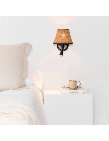 Aplique de pared negro con pantalla de ratán Sumba con lector ambiente