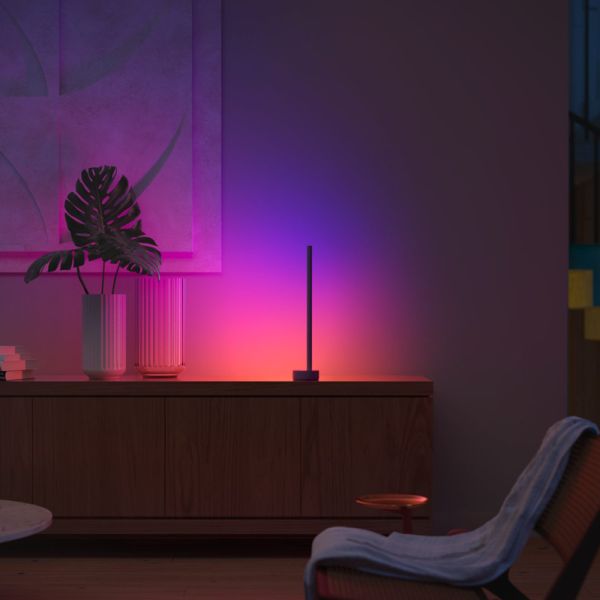 Lámpara de mesa LED negra inteligente Gradient Signe Philips Hue 2.000K hasta 6.500K + RGB ambiente